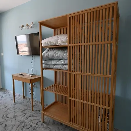 Summer H. Sunny Napospart