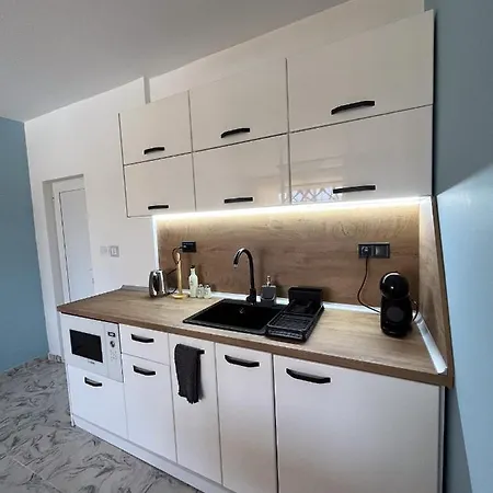 Summer H. Sunny Apartman *